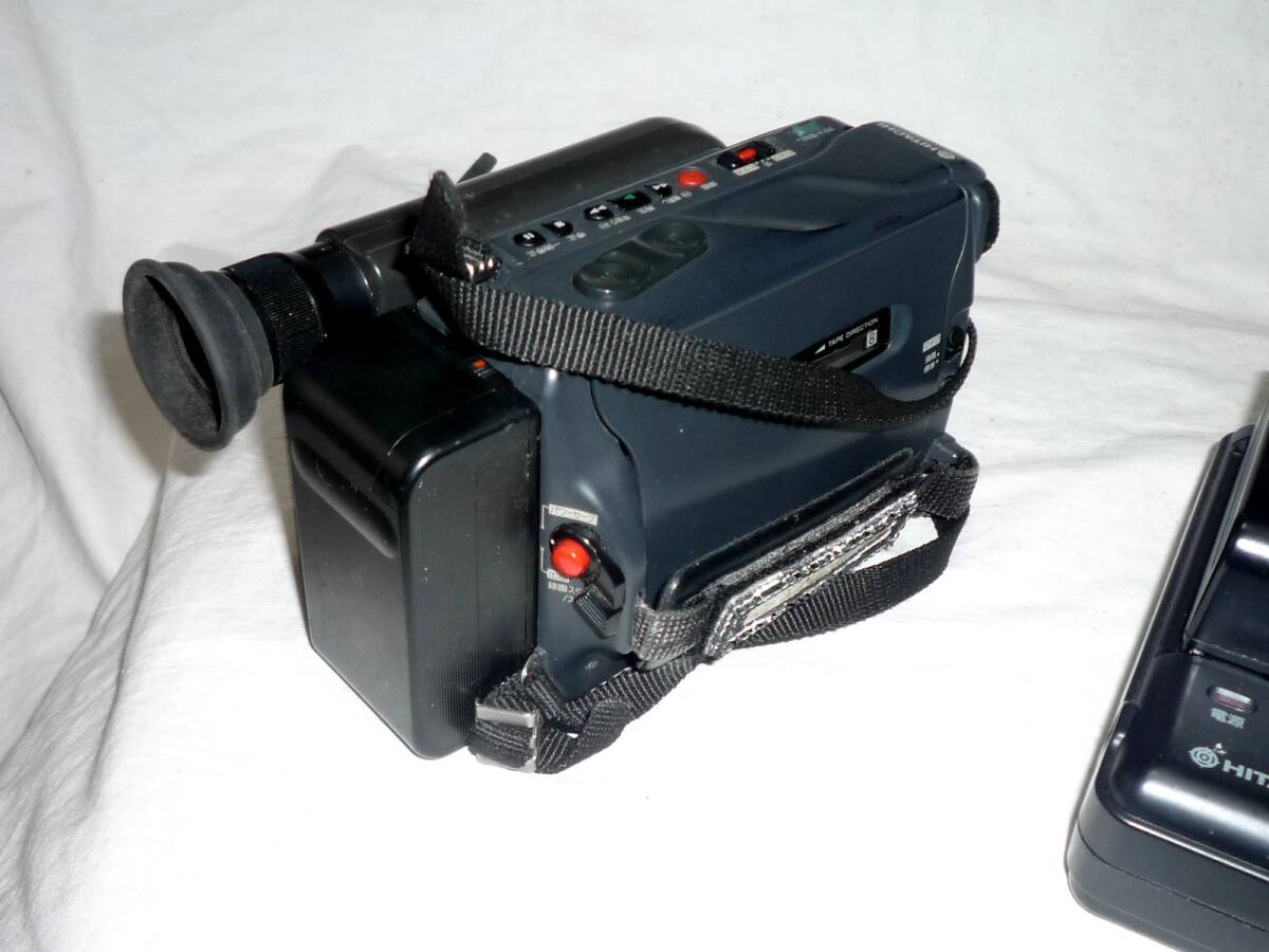  Hitachi 8 мм видео камера VM-E10( аккумулятор 2 шт, зарядное устройство, место хранения задний, с руководством пользователя ) работоспособность не проверялась * Junk 
