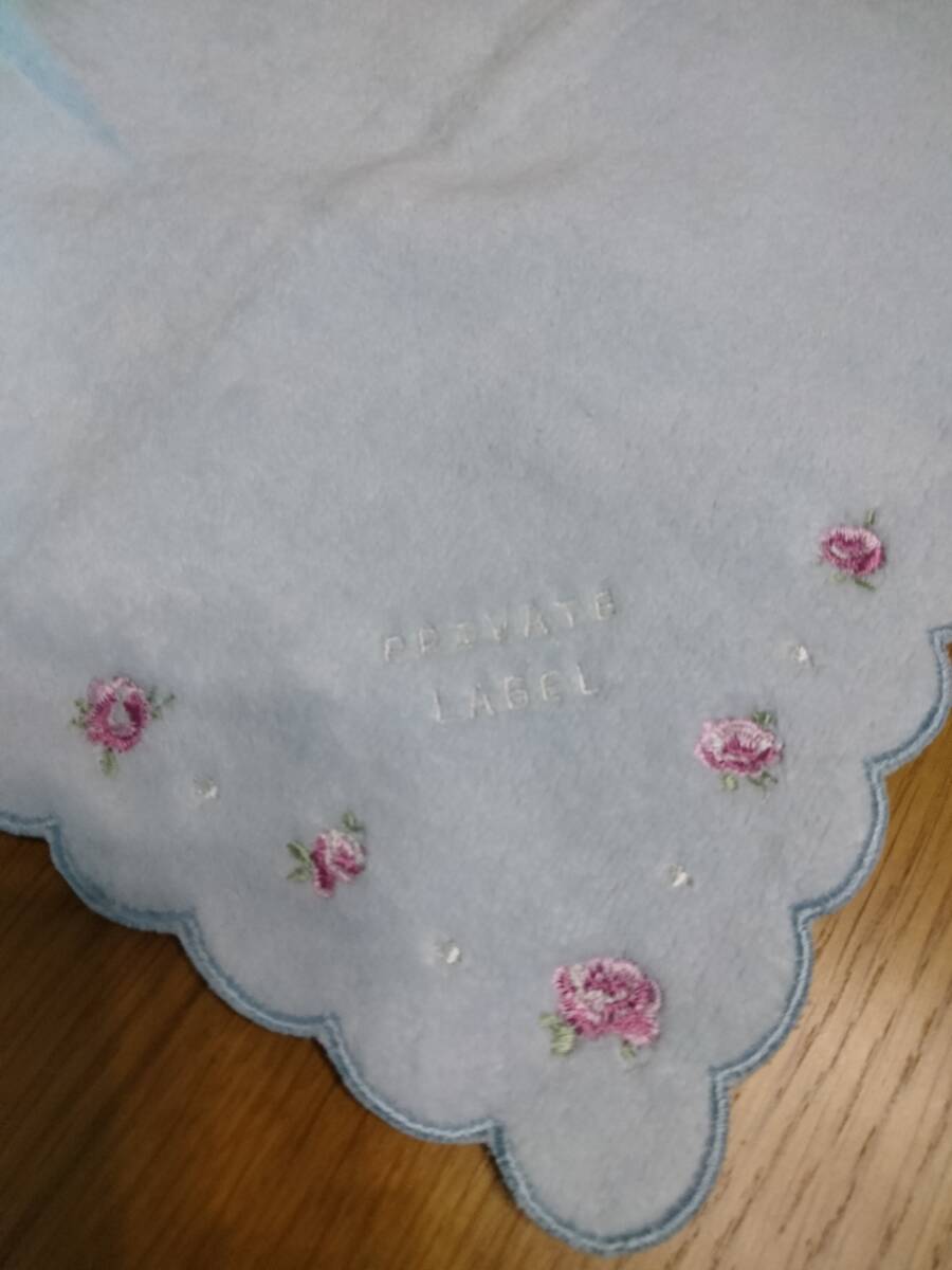 ●PRIVATE LABEL（プライベートレーベル）●バラ刺繍●タオルハンカチ◆薄いブルー◆新品未使用_画像2