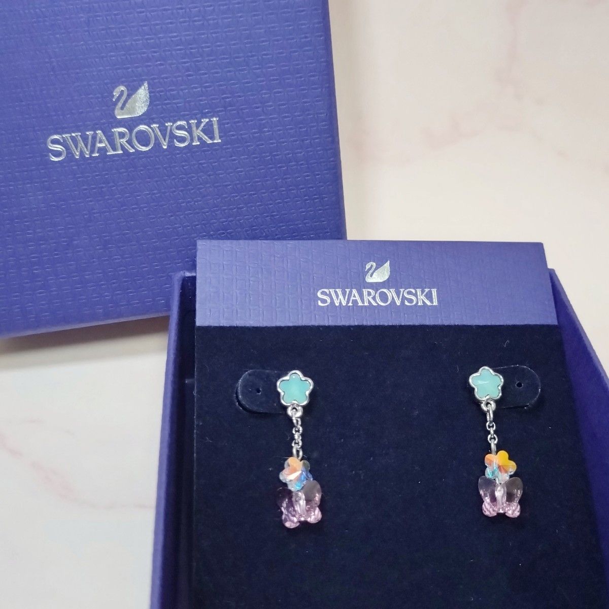 SWAROVSKI　スワロフスキー　バタフライ フラワーモチーフ ピアス　両耳　蝶 花　美品 アクセサリー 箱付き