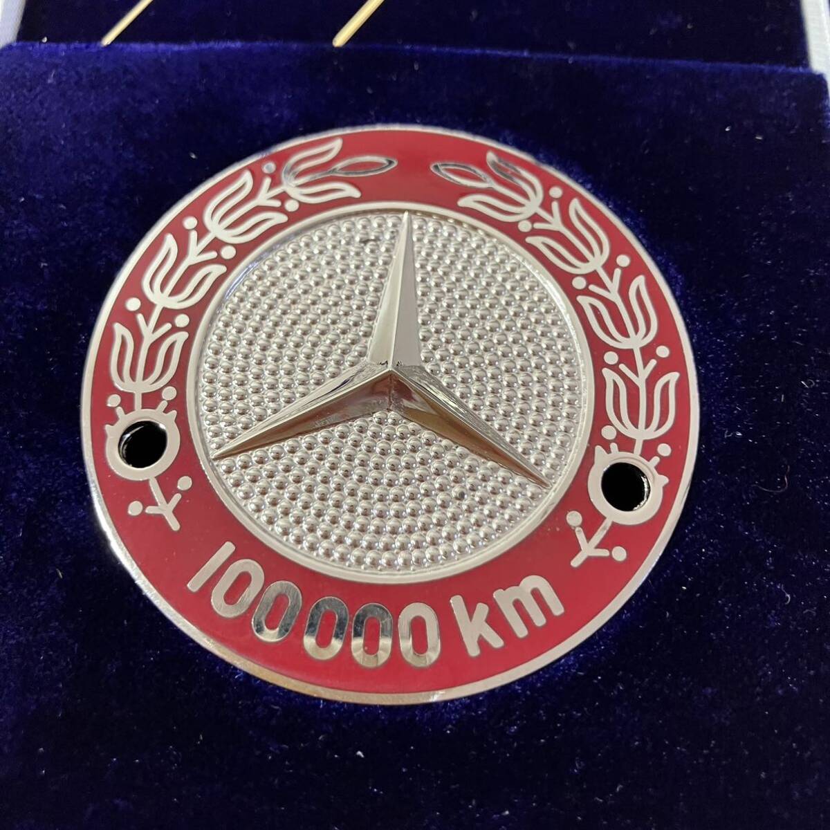 3-355 Mercedes-Benz メルセデス ベンツ 記念品 メダル ピン バッチ 100000km エンブレム 10万キロの画像2
