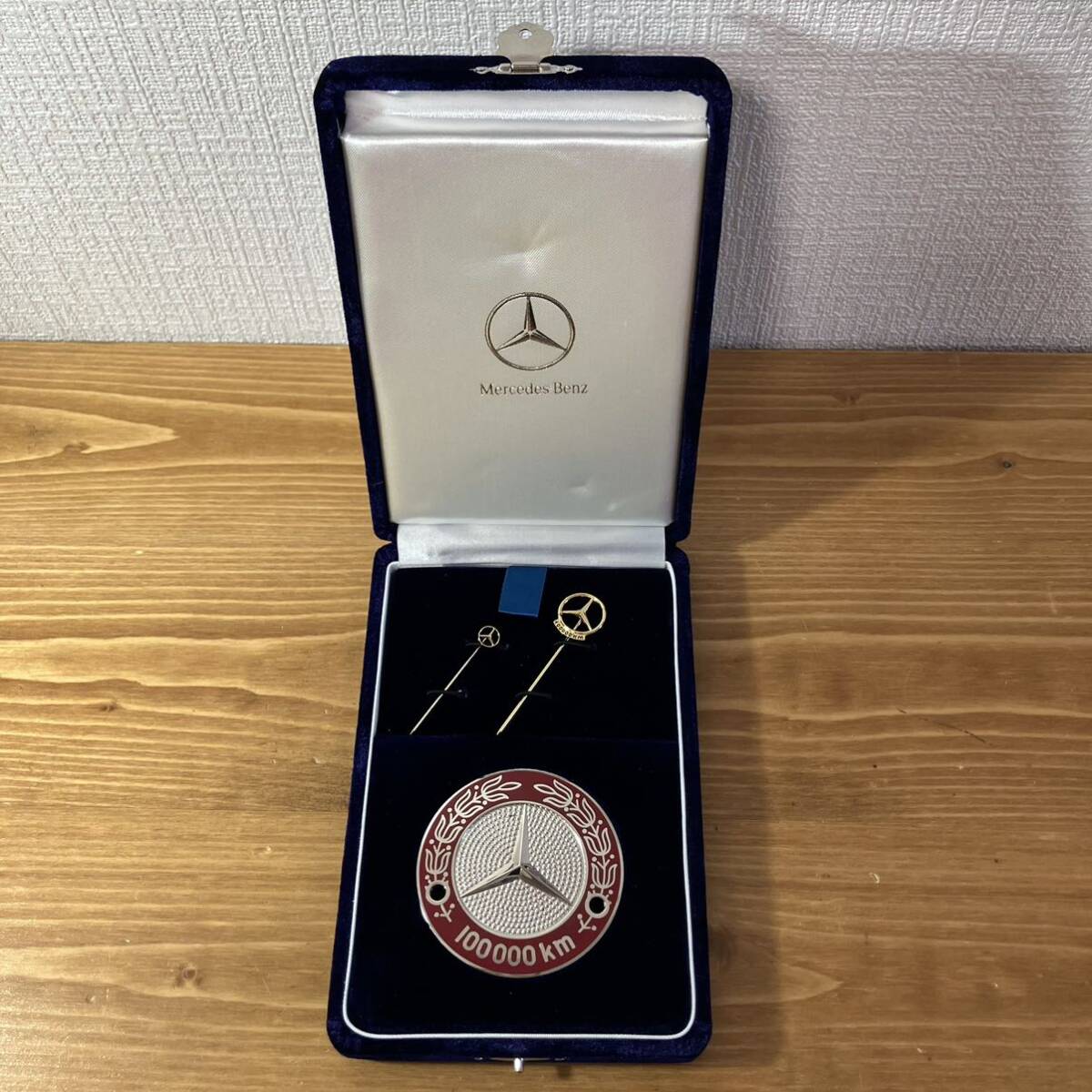3-355 Mercedes-Benz メルセデス ベンツ 記念品 メダル ピン バッチ 100000km エンブレム 10万キロの画像1