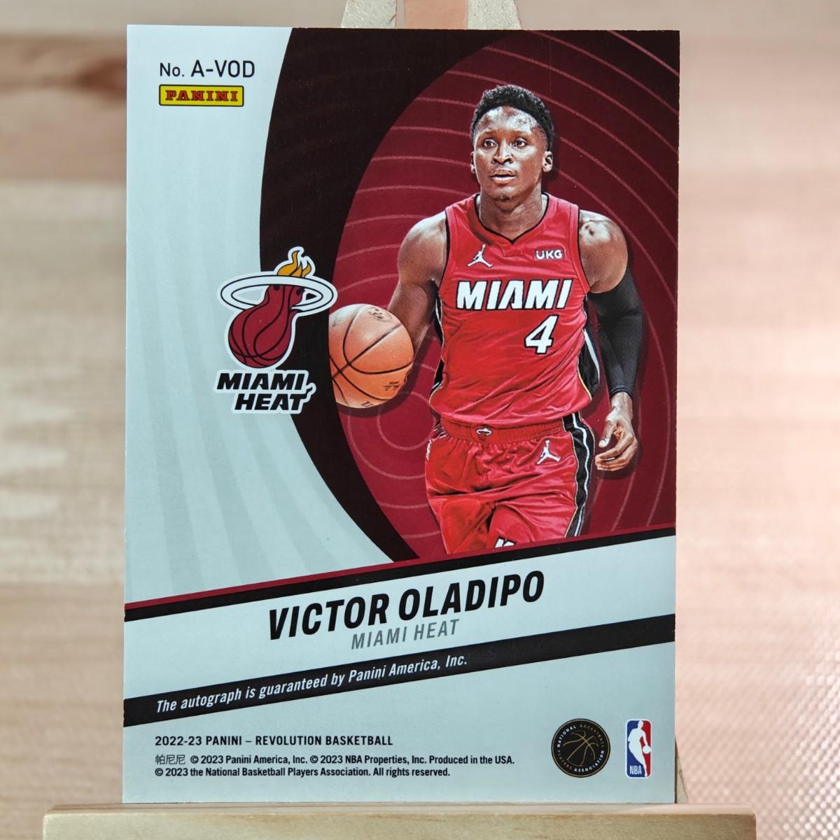 ビクター・オラディポ 2022-23 Panini Revolution Victor Oladipo Auto マイアミ・ヒート 直筆サインカードの画像2