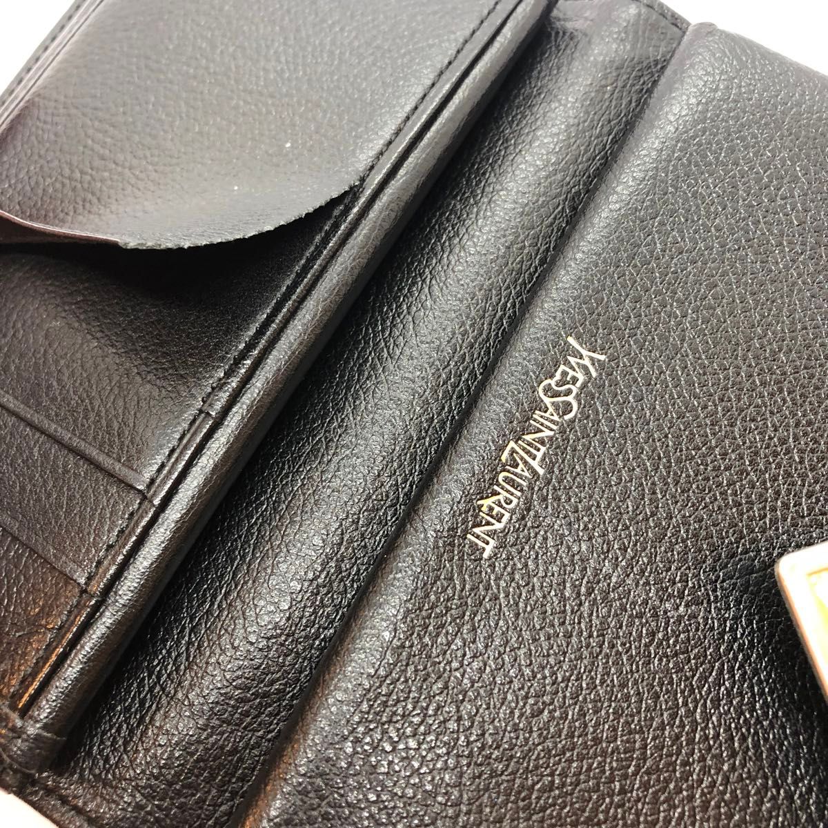 イヴサンローラン 財布 がま口 二つ折り　型押し本革　レザー　ブラック