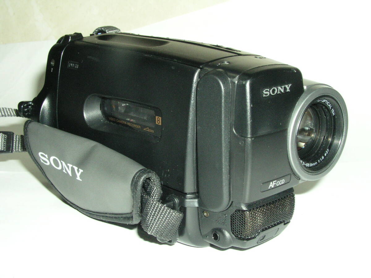 5935●● SONY CCD-TR270、Handycam Video 8、ソニー8mmビデオ、8mmテープ式ビデオカメラ ●73の画像2