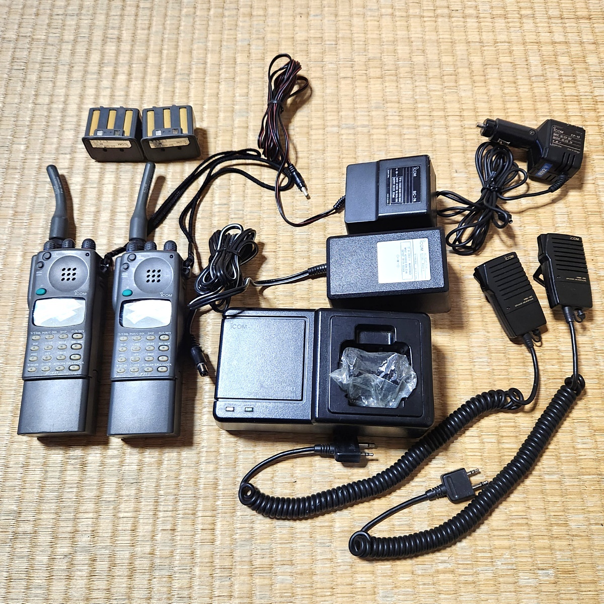 icom アイコム IC-P3T BP-111 BC-80 HM-46 BC-74 KS65-1 CP-12 トランシーバー 充電器 マイク ACアダプター他 80s24-0809_画像1