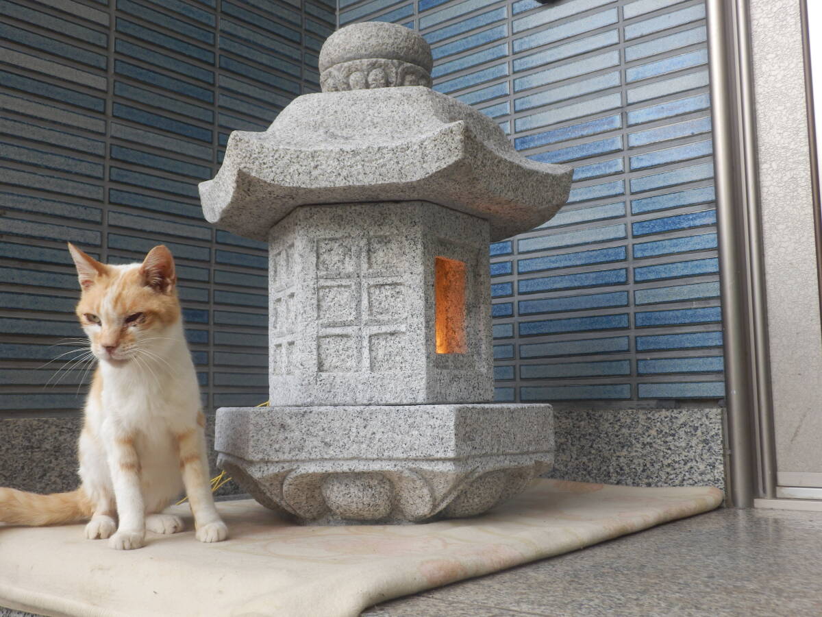 これは凄い 超珍品 凄い重量感、存在感、安定感 繊細な曲線美彫刻 もう絶対に入らない当時物 最高状態 最高級御影石 六角灯籠の置物_ご家族の皆様の無事のお帰りを待つ六角灯籠