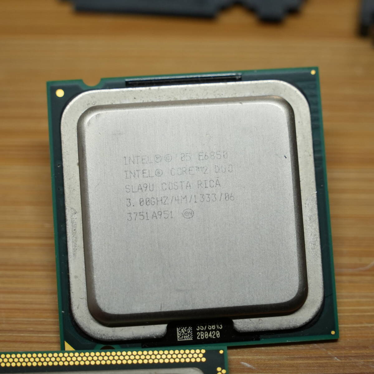 Core2duo E6850 E6750 / celeron E1200 / i3 530 / Xeon E3 1220 CPUソケットカバー付き 中古_画像6