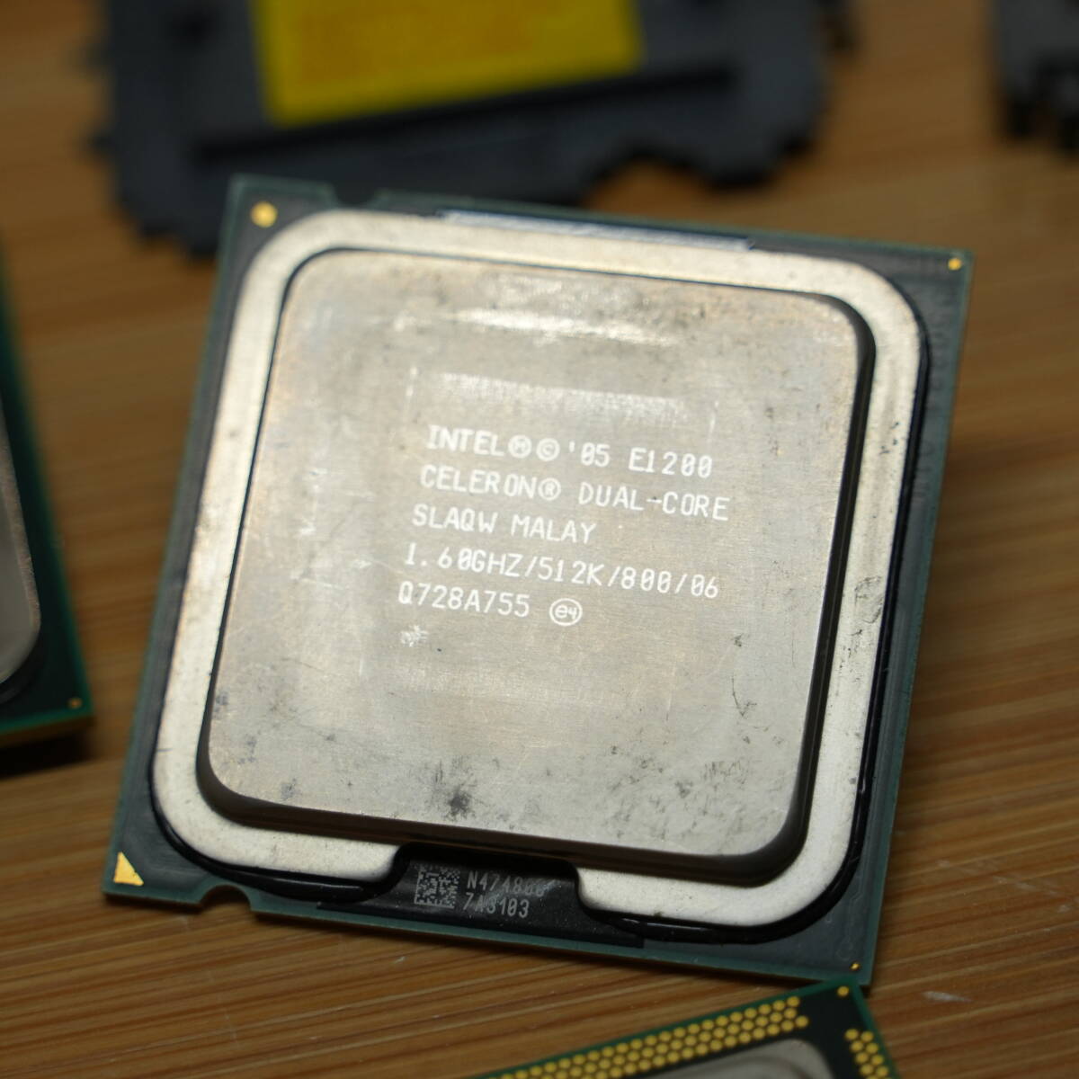 Core2duo E6850 E6750 / celeron E1200 / i3 530 / Xeon E3 1220 CPUソケットカバー付き 中古_画像5