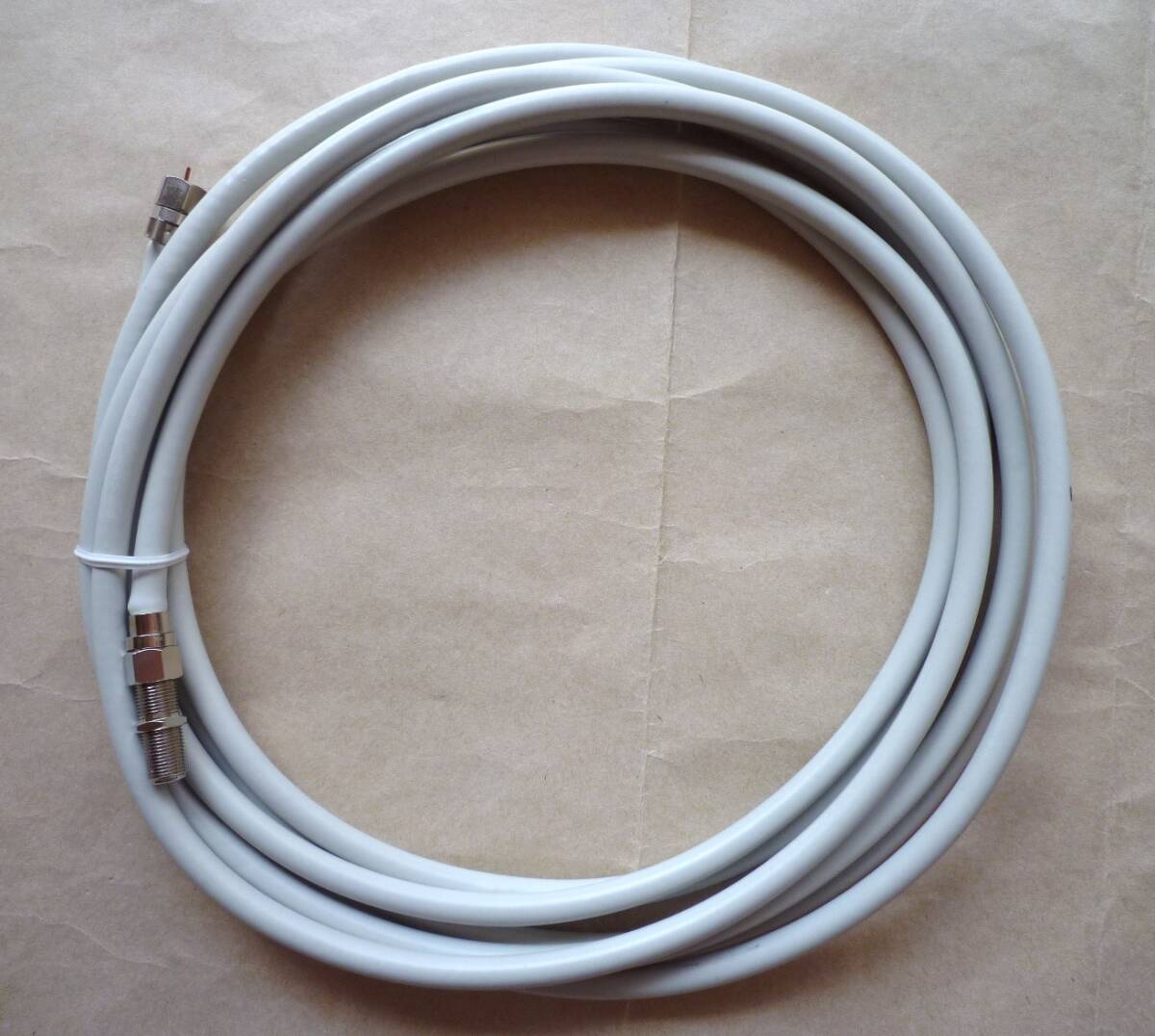 同軸ケーブル アンテナケーブル 4m F型コネクタ ネジ付F型接栓 ネジ切り有り　白系　ホワイト系　　_画像1