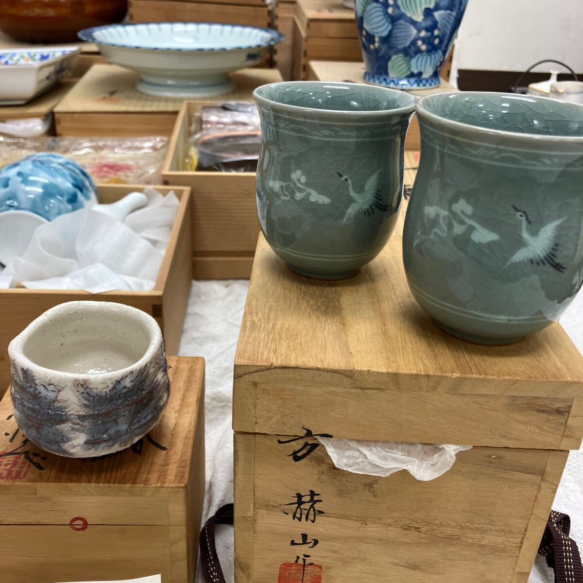 木箱 花瓶 陶器 茶器 和食器 湯呑 銘々皿 備前焼 新田耕治 赫山作 和泉 高橋正志 廣永窯 深川製磁 宮内庁御用達 純銅等骨董品 大量 まとめ_画像9