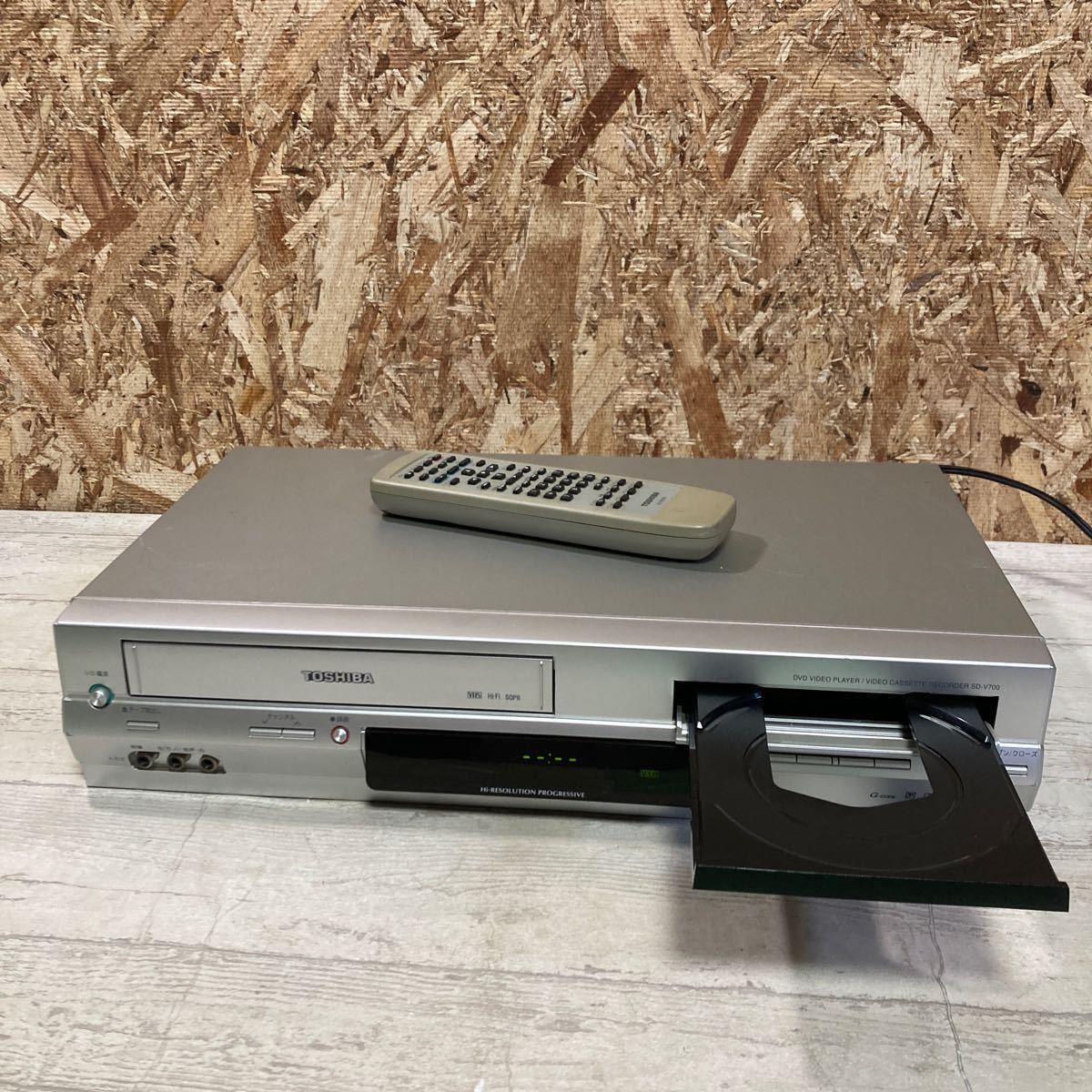 通電のみ 詳細不明 東芝 VTR一体型DVDビデオプレーヤー TOSHIBA SD-V700 06年 DVD VIDEO PLAYER VIDEOCASSETTE RECORDER 佐川急便のみ 2272の画像1