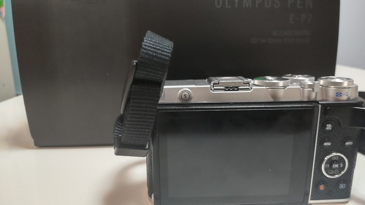 中古　ミラーレス デジタル一眼カメラ オリンパス OLYMPUS PEN E-P7 14-42mm EZレンズキット シルバー_画像5