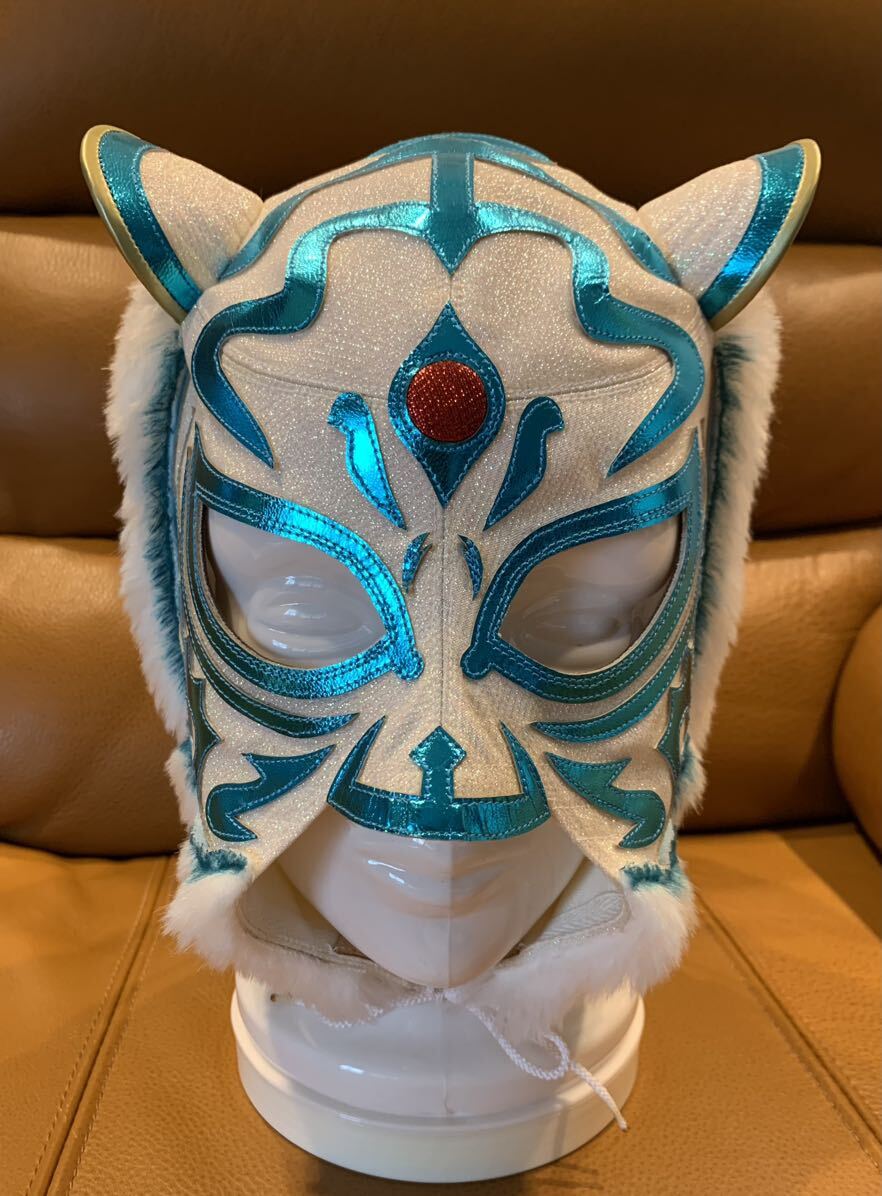  Tiger Mask ... futoshi white lame YN made contest for mask with autograph ultra rare 