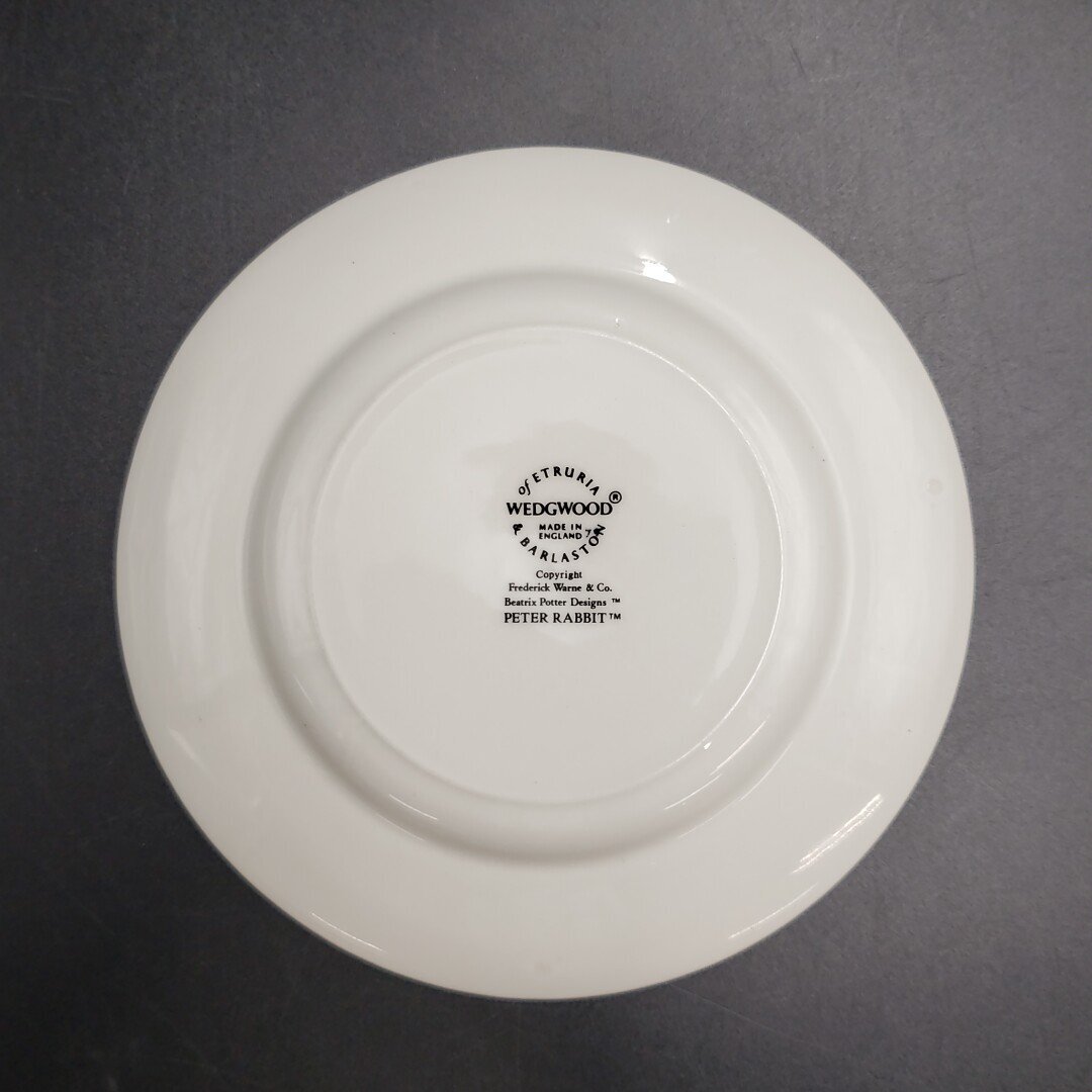 WEDGWOOD ウェッジウッド　ピーターラビット 皿　プレート 旧刻印 直径約17cm 洋食器　絵皿 デザート皿 ケーキ皿 イギリス製　【60n284】_画像3