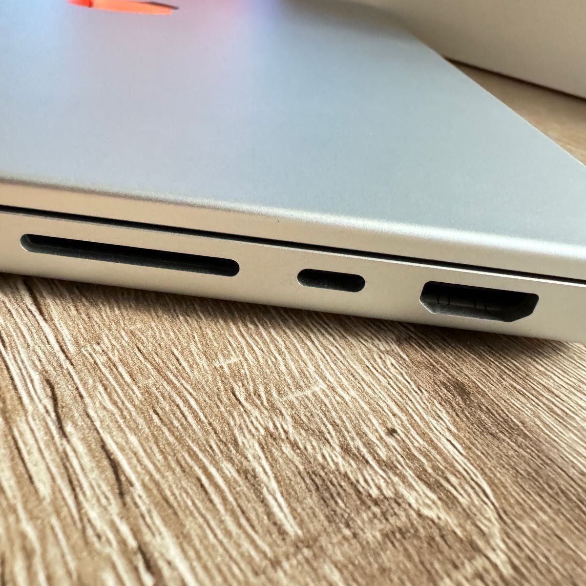 【美品】14インチMacBook Pro（2021）8コアCPUと14コアGPUを搭載したApple M1 Proチップ シルバー