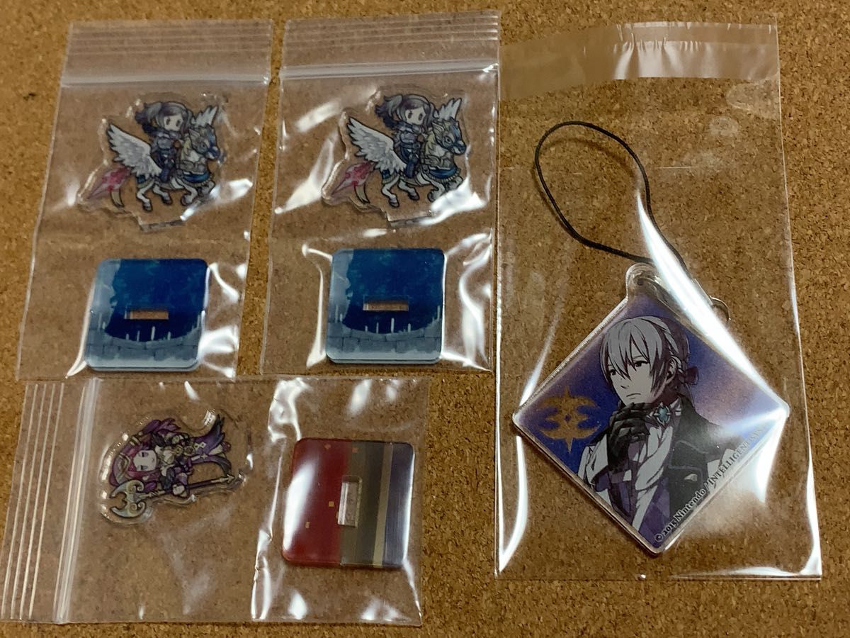 ファイアーエムブレム　カレンダー　アクスタ　アクリル　ストラップ　光の加減で気づく浅い擦れがあります