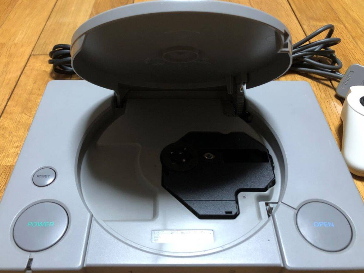 初代 PlayStation　プレイステーション PS1 プレステ1 SCPH-7000　本体　SONY/ソニー 製造 : S MARUKO_蓋の跳ね返りも殆どありません。