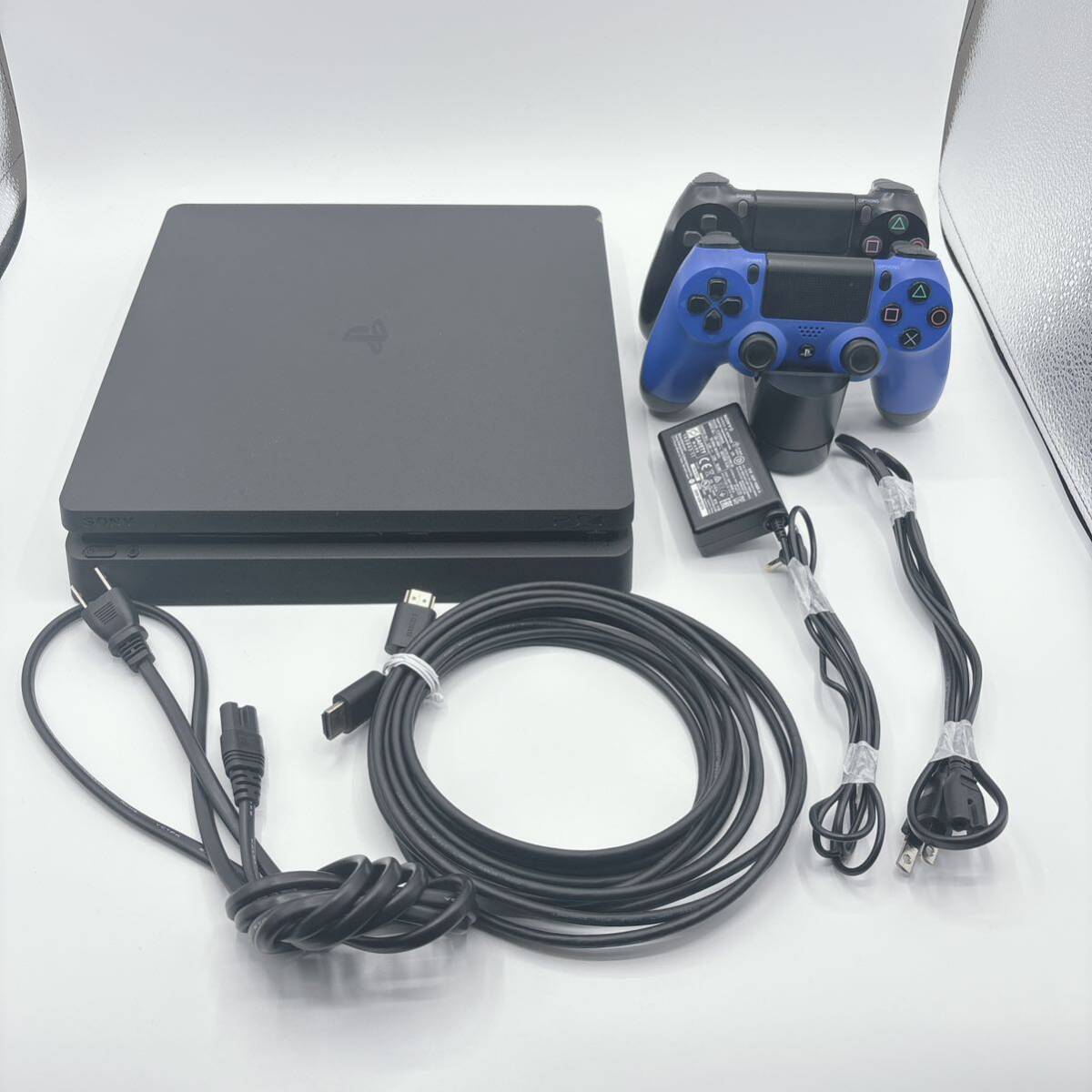 【完動品】薄型PS4　CUH-2000A 　コントローラー2個　純正充電スタンド　SONY ソニー プレステ4 本体　すぐ遊べるセット　送料無料