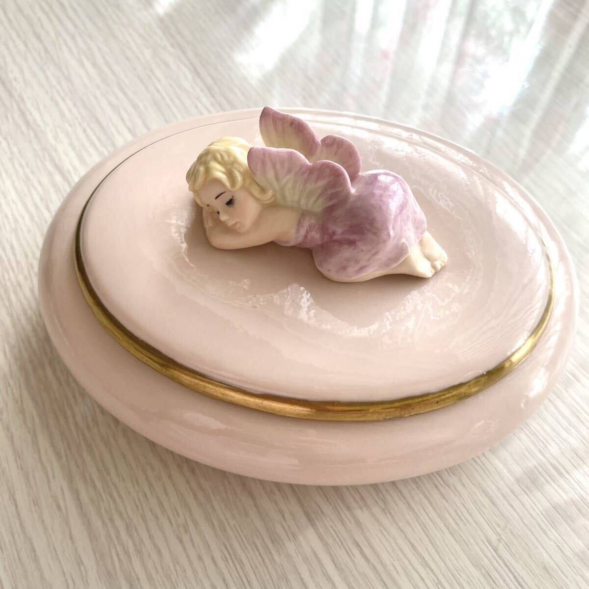 Atlantic Mold vintageフラワーフェアリー 花の妖精 陶器製 楕円蓋物 寝顔がとても可愛い妖精の小物入れ 置物 バタフライ フェアリー好きの画像3