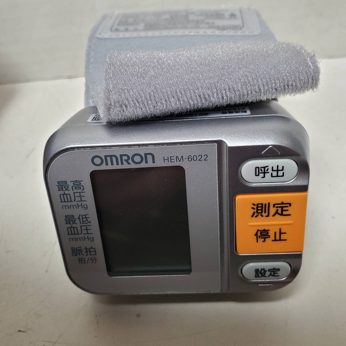 OMRON オムロン 手首式 自動血圧計 HEM-6022 中古現状　動作確認済_画像2