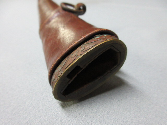 【初出し品】　♪　旧日本軍　軍刀　鉄鞘（さや）のみ　革カバー付　長さ約73cm　重さ約656g　刀装具_画像5
