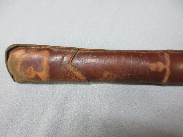 【初出し品】　♪　旧日本軍　軍刀　鉄鞘（さや）のみ　革カバー付　長さ約73cm　重さ約656g　刀装具_画像10