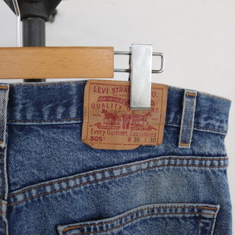 L376 2000年代製 Levis リーバイス 505 デニムパンツ USA製■00s 表記36インチ ブルー 青 ジーパン ジーンズ アメカジ 古着 古着卸 90s 80s_画像3