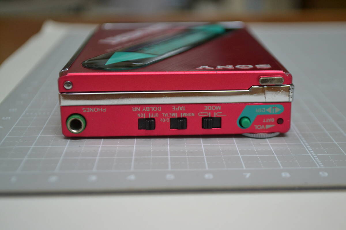 G21）SONY　ウォークマン　WM-102　RED　WALKMAN　ステレオカセットプレーヤー　通電確認済　ジャンク品_画像4