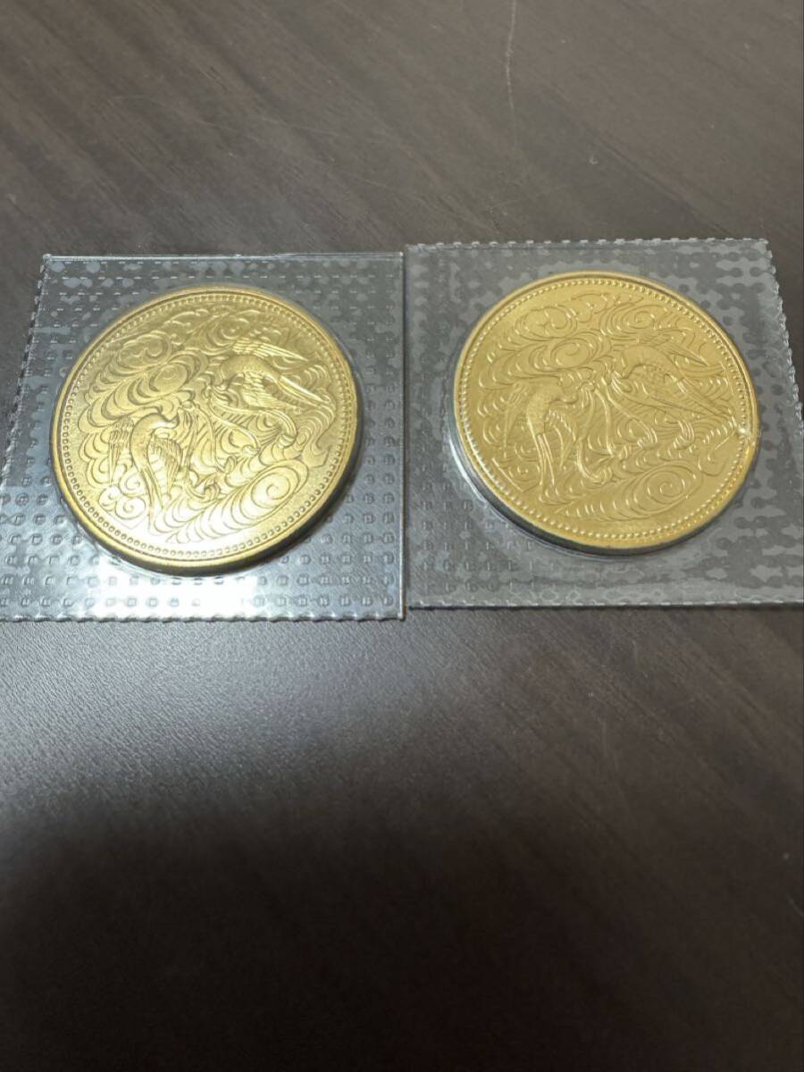  10万円金貨×2枚と一万円銀貨×2枚セット計4枚【天皇陛下御在位60年記念 金貨】ブリスターパック未開封　記念硬貨 _画像2