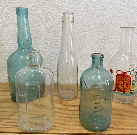 昭和レトロ ガラス瓶７点 目盛り付き エンボス 緑色 硝子瓶 ガラス器 空き瓶 気泡入り アンティーク 一輪挿しにも_画像3