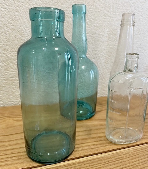 昭和レトロ ガラス瓶７点 目盛り付き エンボス 緑色 硝子瓶 ガラス器 空き瓶 気泡入り アンティーク 一輪挿しにも_画像8