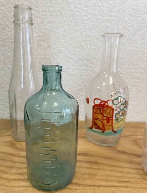 昭和レトロ ガラス瓶７点 目盛り付き エンボス 緑色 硝子瓶 ガラス器 空き瓶 気泡入り アンティーク 一輪挿しにも_画像9