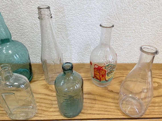 昭和レトロ ガラス瓶７点 目盛り付き エンボス 緑色 硝子瓶 ガラス器 空き瓶 気泡入り アンティーク 一輪挿しにも_画像5