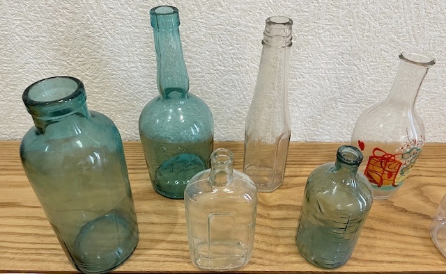 昭和レトロ ガラス瓶７点 目盛り付き エンボス 緑色 硝子瓶 ガラス器 空き瓶 気泡入り アンティーク 一輪挿しにも_画像6