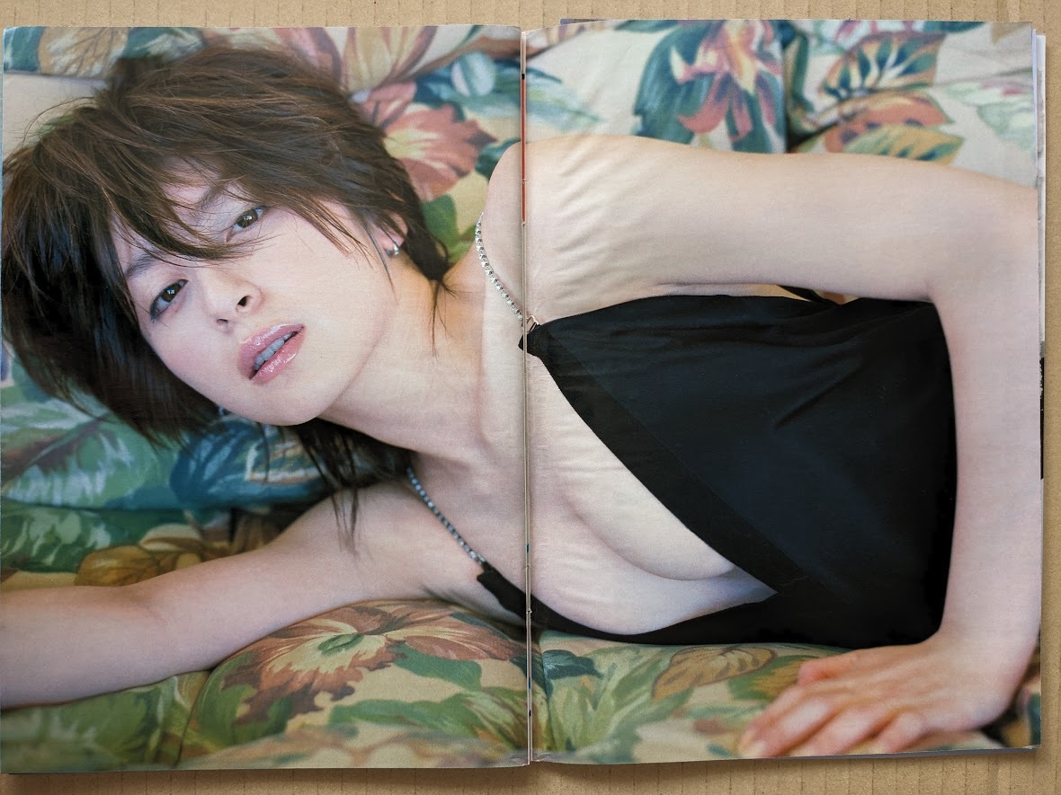  Okina Megumi 23 -years old gravure page scraps 8P weekly Play Boy 2002.8.20 No.34 publication 