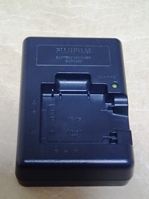 〈 FUJIFILM NP-45 NP-50 用 バッテリーチャージャー BC-45W 〉_画像1