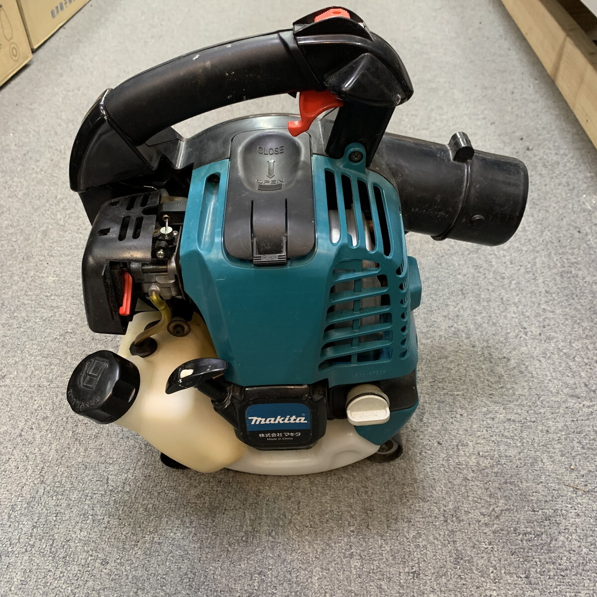 マキタ makita エンジンブロワEUB4250 ノズル有り 中古品 ※店舗併売品(M0319-10)_画像4