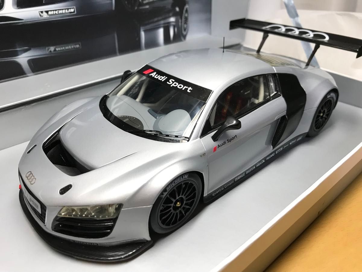 アウディAudi R8 LMS ミニカー1/18絶版品　特注品スパークspark