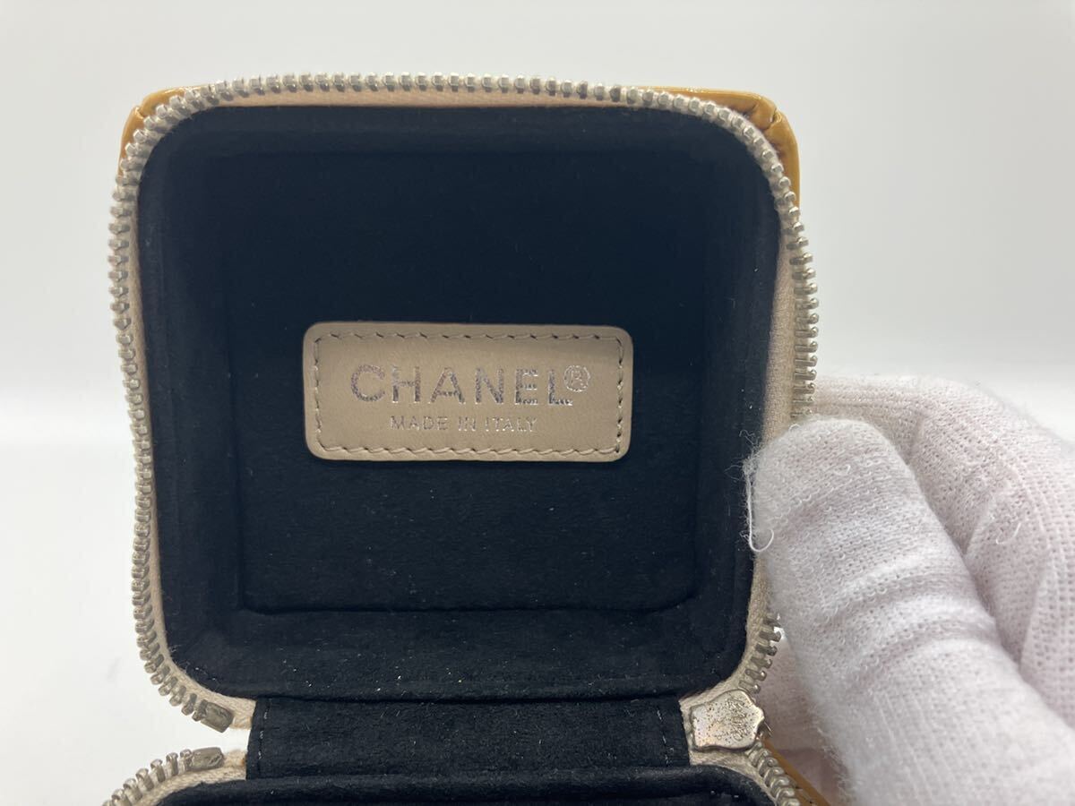 24022794003 CHANEL シャネル ポーチ キューブ ミニバッグ チョコバー エナメル レザー ベージュ イエロー ココマーク チャーム付き 中古_画像8