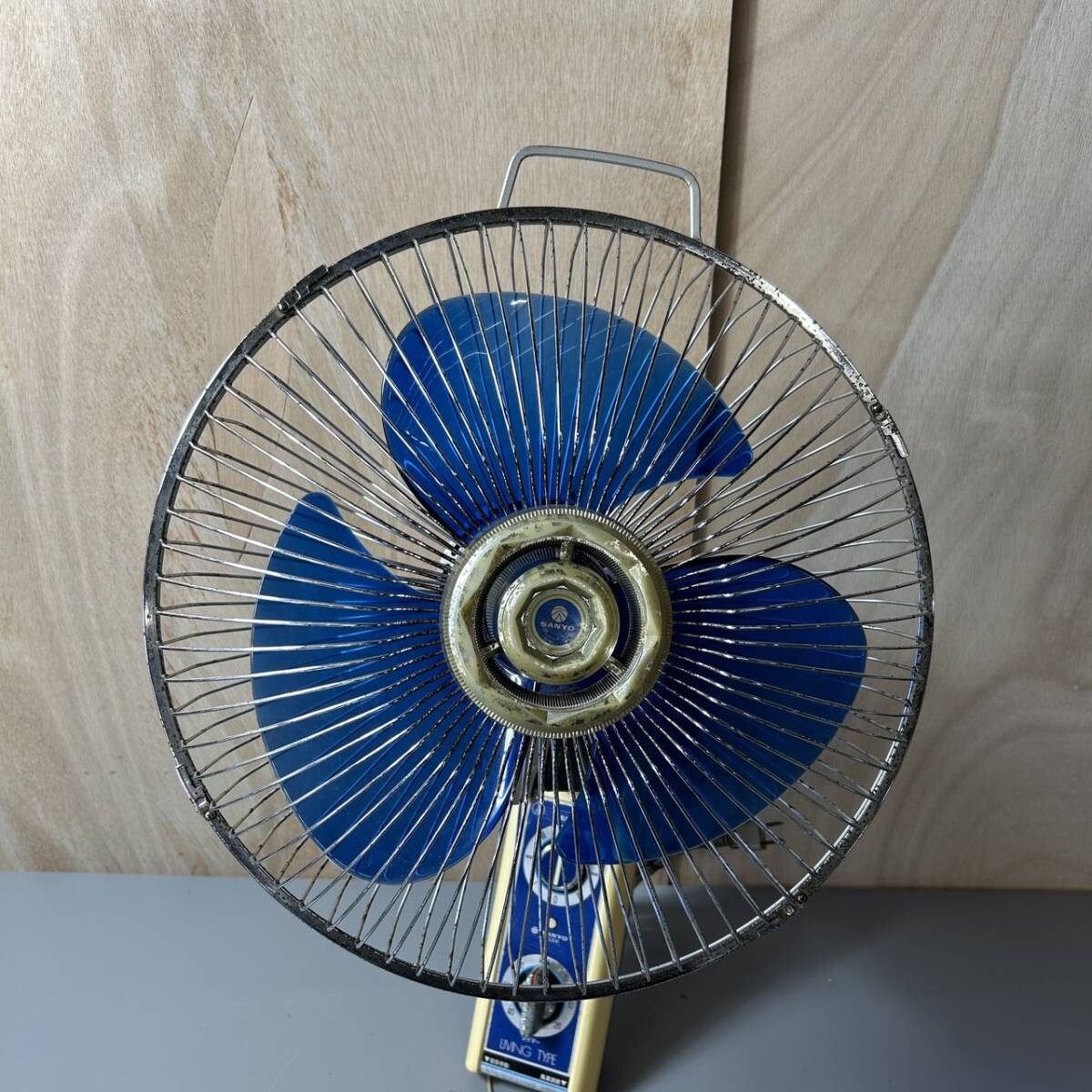 ☆動作品 SANYO サンヨー 三洋電機 壁掛け扇風機 EF-A30K 3枚羽根 扇風機 家電 昭和レトロ アンティーク(中古品/現状品/保管品)☆_画像2