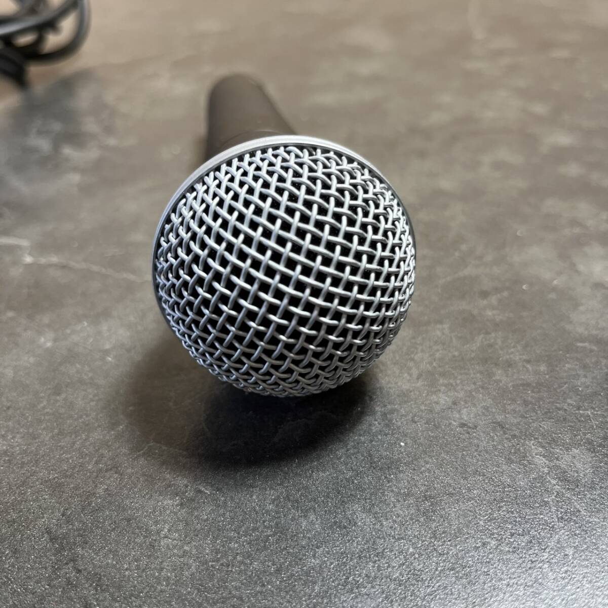 ☆SHURE シュア SM58 ダイナミックマイク ボーカルマイク マイク PA機器 ブラック コード付(中古品/現状品/保管品)☆_画像4