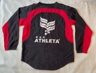 アスレタ★ピステシャツ★140★黒×赤★前後白ロゴ★背中ビッグマーク★長袖シャツ★ATHLETA★サッカー・フットサルの画像2