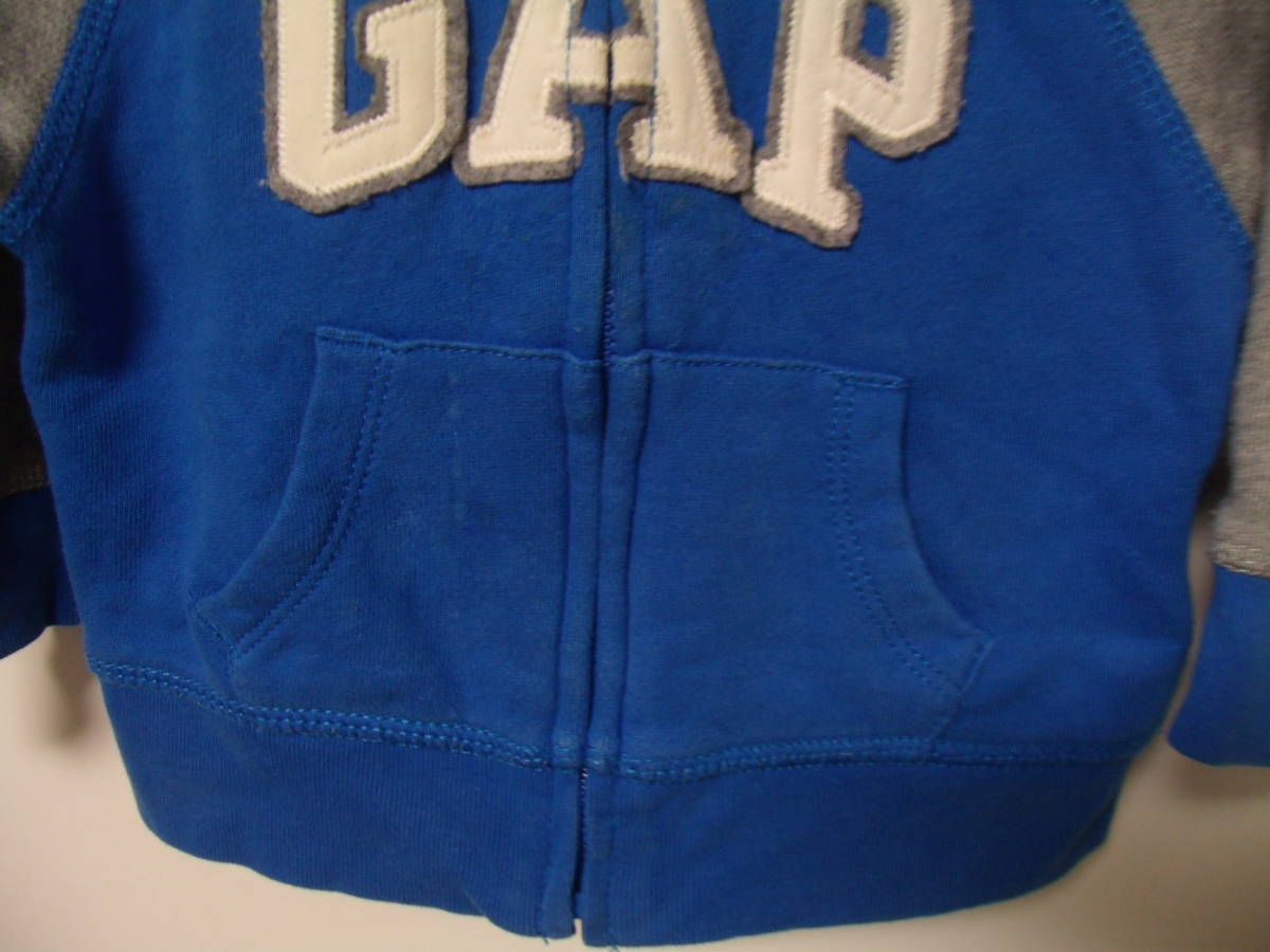 全国送料無料 ベビーギャップ baby GAP子供服キッズベビー男＆女の子ビッグロゴ青Xグレー色スウェットジップアップパーカー70_薄っすら汚れ有ります。