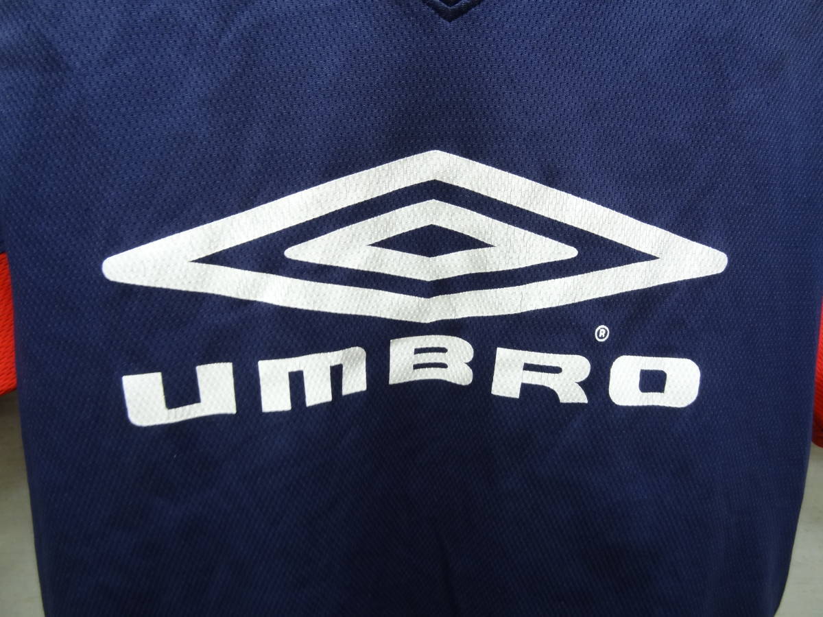 全国送料無料 正規品 アンブロ UMBRO 子供服キッズ 紺X赤色 ポリエステル100% Vネックサッカー等スポーツゲーム半袖Tシャツ 160サイズ_画像3