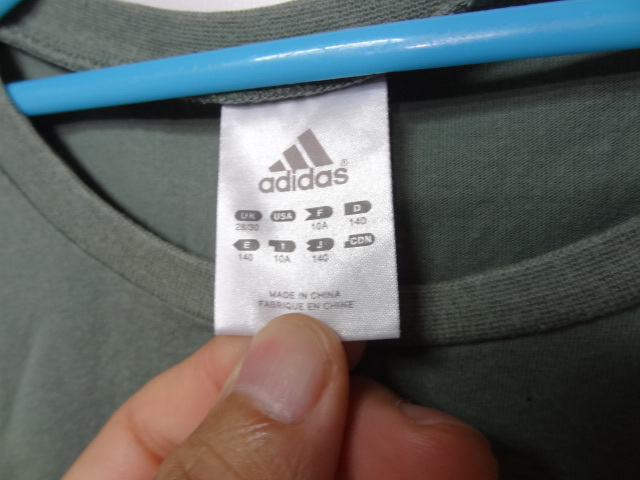 全国送料無料 アディダス adidas 子供服キッズ女の子 ラメ入りプリント半袖 カーキー色Tシャツ 140_画像2