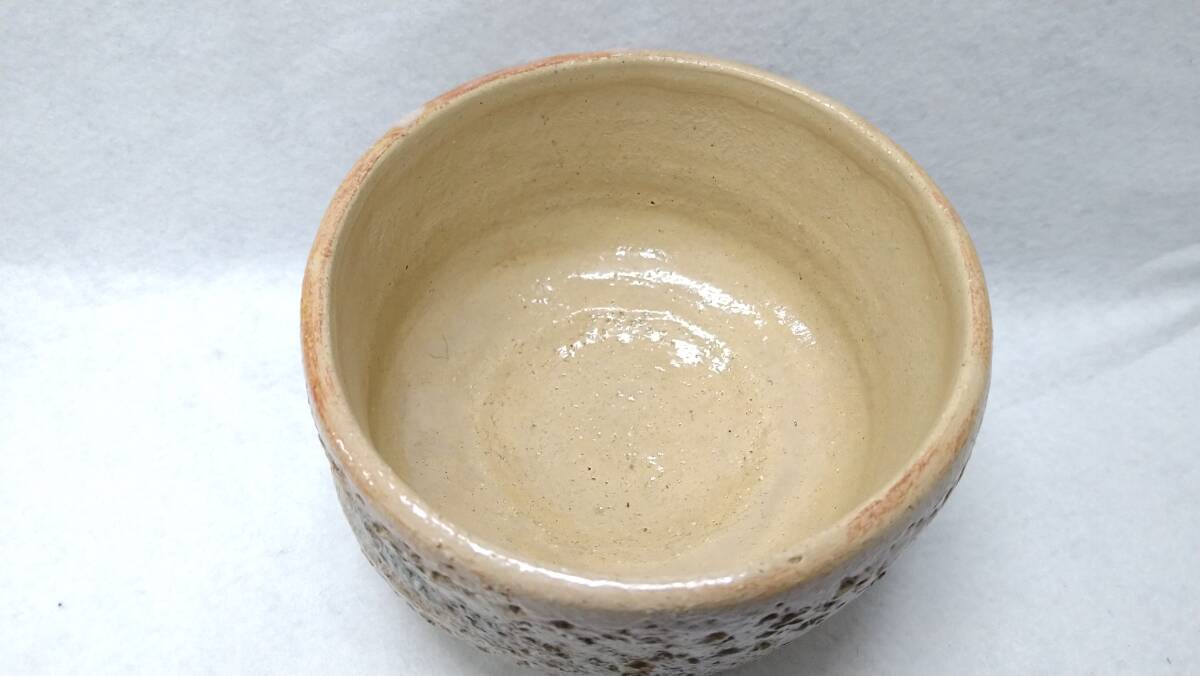 k1159 抹茶碗 茶道具 詳細不明 瑞光？ 刻印あり 志野焼？ 信楽焼？ 高さ約7cm 口径約12cm 中古品 現状品 60サイズ発送の画像5