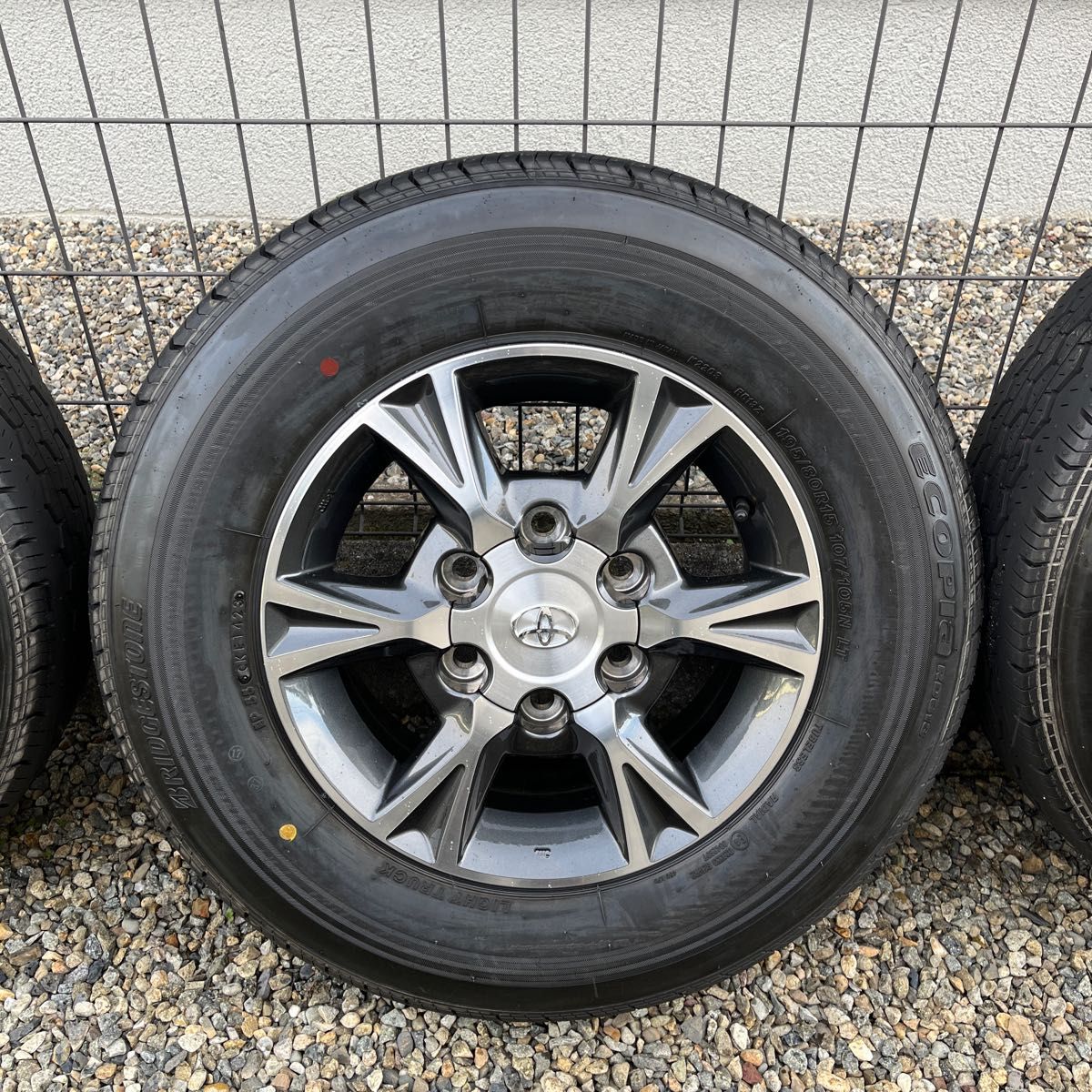 ハイエース新車外し‼︎ホイールタイヤ4本セット‼︎195/80R15美品‼︎ 送料込 ハイエース 純正 アルミホイール 新車外し タイヤセット