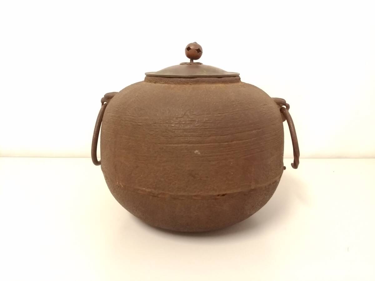 【初だし】茶道具 梅摘み 風炉釜/釜鐶付き/茶釜/重量約3kg/茶の湯/湯沸かし/丸釜/茶器/金属工芸/煎茶器/茶事/茶会/煎茶道具/LNJ81-8_画像3