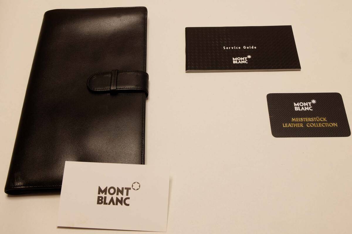 Mont Blanc 革製パスポートケースの画像5