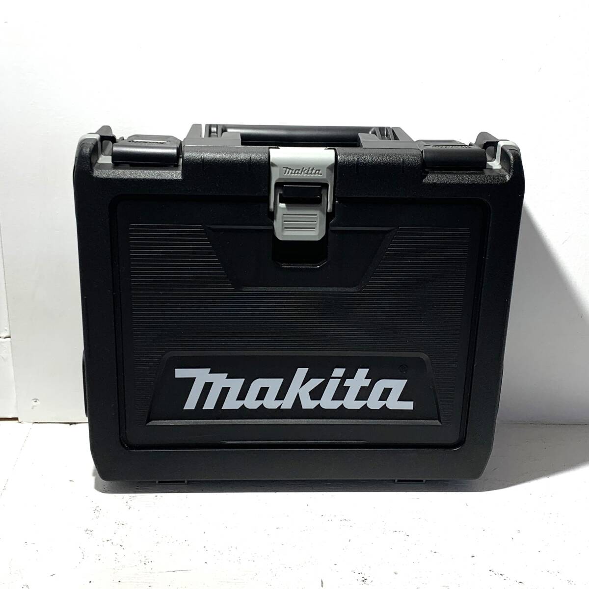 【中古品/80】makita バッテリー2個 充電器 ケースのセット 美品 本体/取扱説明書欠品 _画像6